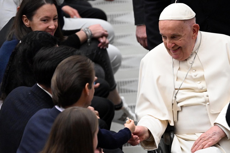 Papież: młodzi potrzebują ewangelizacji przez edukację