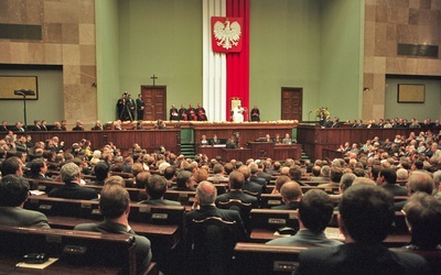 11 czerwca 1999 roku, przemawiając w polskim parlamencie, Jan Paweł II podkreślił, że integracja Polski z Unią Europejską jest wspierana przez Stolicę Apostolską.