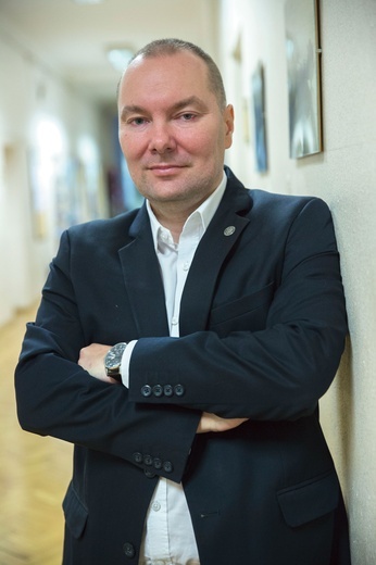 Dr hab. Kamil Zajączkowski  jest dyrektorem Centrum Europejskiego Uniwersytetu Warszawskiego. Jego zainteresowania badawcze koncentrują się wokół współczesnych stosunków międzynarodowych oraz polityki zagranicznej UE. Wykładał na ponad 20 uczelniach europejskich i azjatyckich.