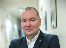 Dr hab. Kamil Zajączkowski  jest dyrektorem Centrum Europejskiego Uniwersytetu Warszawskiego. Jego zainteresowania badawcze koncentrują się wokół współczesnych stosunków międzynarodowych oraz polityki zagranicznej UE. Wykładał na ponad 20 uczelniach europejskich i azjatyckich.