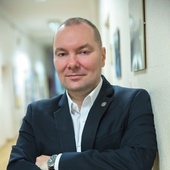 Dr hab. Kamil Zajączkowski  jest dyrektorem Centrum Europejskiego Uniwersytetu Warszawskiego. Jego zainteresowania badawcze koncentrują się wokół współczesnych stosunków międzynarodowych oraz polityki zagranicznej UE. Wykładał na ponad 20 uczelniach europejskich i azjatyckich.