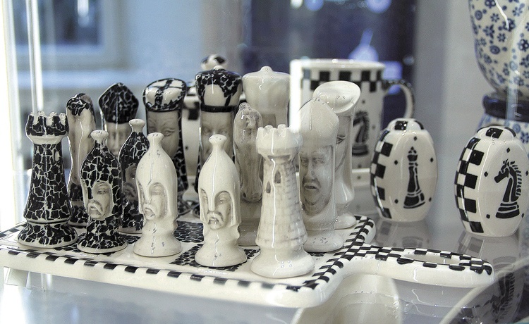 Ceramiczne szachy i szachownica jako deska do krojenia – wykwintny wyrób.
