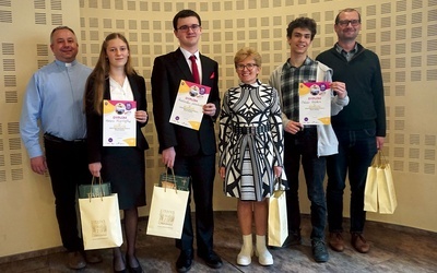 Finaliści: Radosław Henkiel (w środku), Hanna Markefka i Oskar Kiedos ze swoimi katechetami.