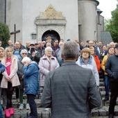 Protestujący przed kościołem.