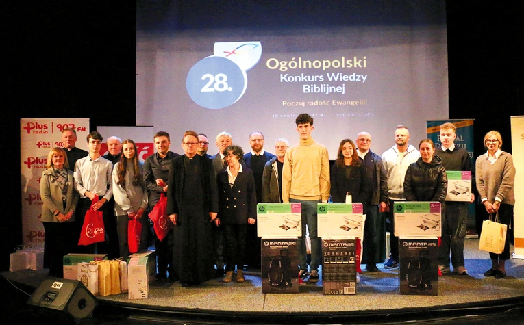 Laureaci z opiekunami, organizatorami i członkami jury.