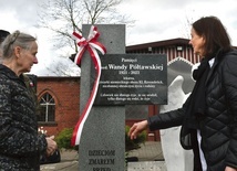 	Pomnik Życia – powstały z inicjatywy Stowarzyszenia Forum Pamięci Niegosławice – odsłoniły córki przyjaciółki Jana Pawła II.