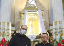 	Ostatnio tutejsza parafia przygotowała rozważania majowe w oparciu o obraz Matki Bożej Gospodyni Babimojskiej, które trafiły do każdej parafii. Na zdjęciu: ks. Paweł Opłatkowski (z lewej) z kustoszem ks. Andrzejem Pielą.