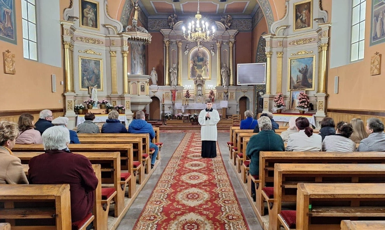 Klerycy dzielą się świadectwem wiary i powołania z różnymi grupami i wspólnotami w parafiach.