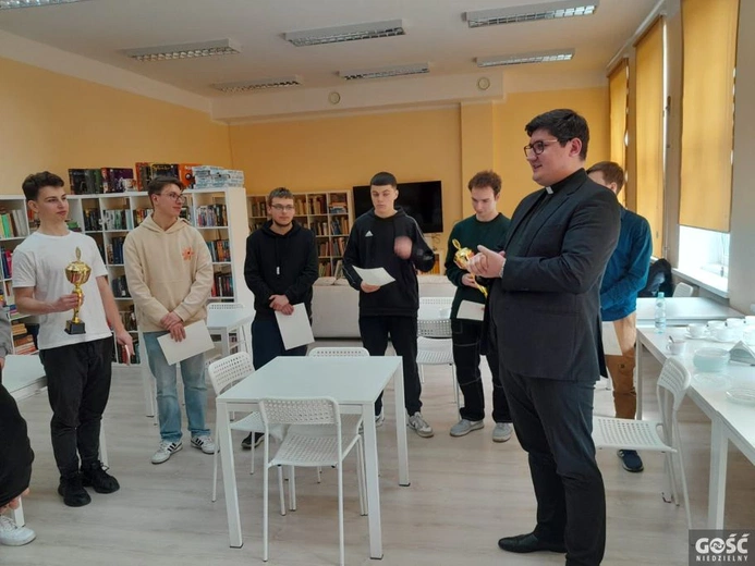 Turniej szachowy w nowosolskim liceum zorganizował ksiądz katecheta