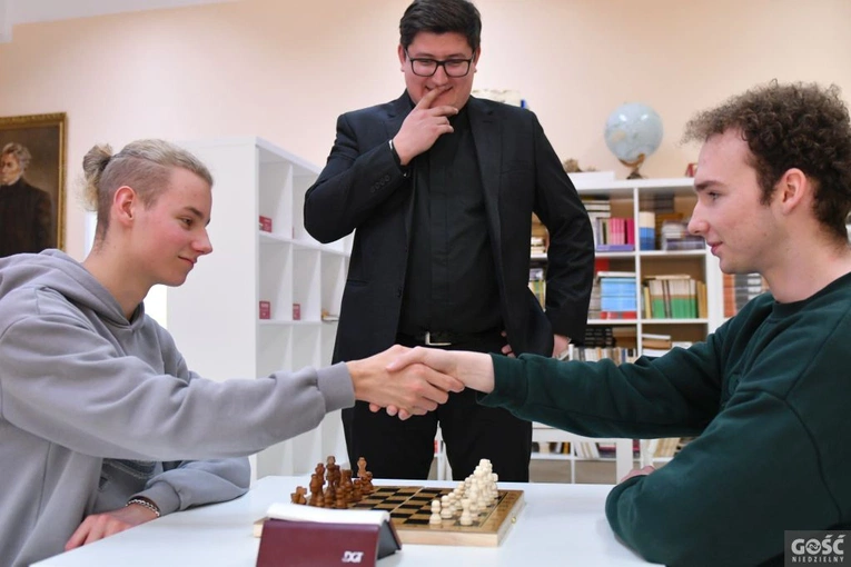 Turniej szachowy w nowosolskim liceum zorganizował ksiądz katecheta