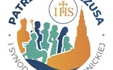 Logo przedstawia Lud Boży wpatrzony w unoszącą się nad świdnicką katedrą hostię z monogramem IHS oznaczającym Jezusa Chrystusa.