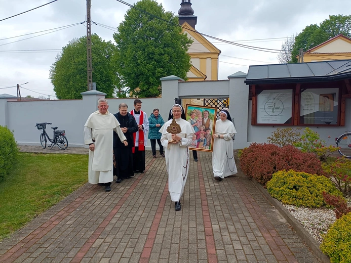Błogosławiona rodzinach Ulmów w domach zakonnych