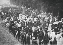 Koronacja figury Matki Bożej w Jazłowcu 9 lipca 1939 r. W procesji widoczny biskup polowy Józef Gawlina oraz ułani jazłowieccy. 