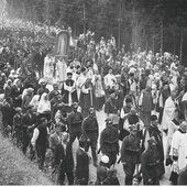 Koronacja figury Matki Bożej w Jazłowcu 9 lipca 1939 r. W procesji widoczny biskup polowy Józef Gawlina oraz ułani jazłowieccy. 
