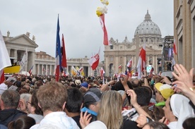 Tysiące wiernych w Watykanie uczciło Jana Pawła II w 10. rocznicę jego kanonizacji 