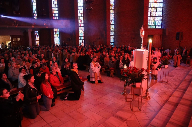Centralnym punktem Wieczoru Uwielbienia była adoracja Pana Jezusa w Najświętszym Sakramencie.