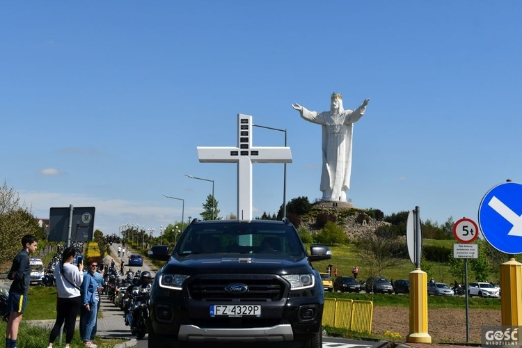 Tłumy motocyklistów pod figurą Chrystusa Króla