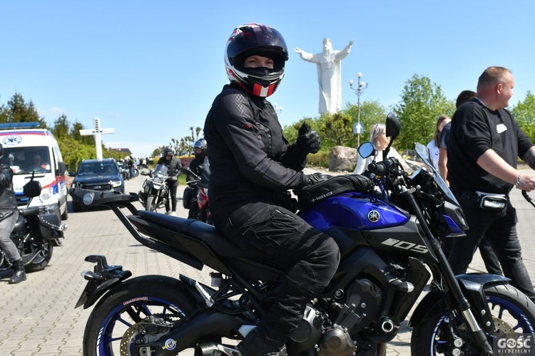 Tłumy motocyklistów pod figurą Chrystusa Króla