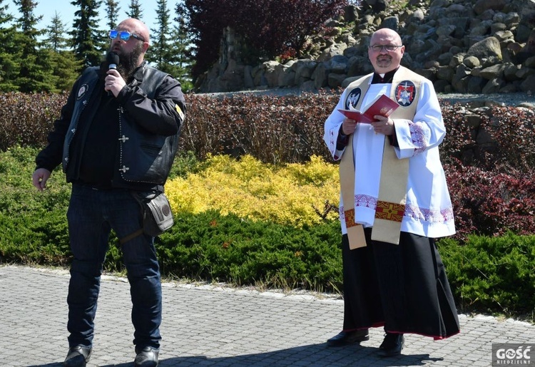 Tłumy motocyklistów pod figurą Chrystusa Króla