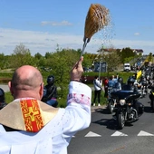 Tłumy motocyklistów pod figurą Chrystusa Króla