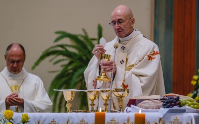 - Słowo adoracja ma w sobie coś z pocałunku: „ad-orare”, czyli: przy ustach. Jest to modlitwa bardzo intymna, osobista, w czasie której wyznajemy za św. Tomaszem:  „Pan mój i Bóg mój” (J 20,28) - mówił abp Galbas.