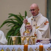 - Słowo adoracja ma w sobie coś z pocałunku: „ad-orare”, czyli: przy ustach. Jest to modlitwa bardzo intymna, osobista, w czasie której wyznajemy za św. Tomaszem:  „Pan mój i Bóg mój” (J 20,28) - mówił abp Galbas.