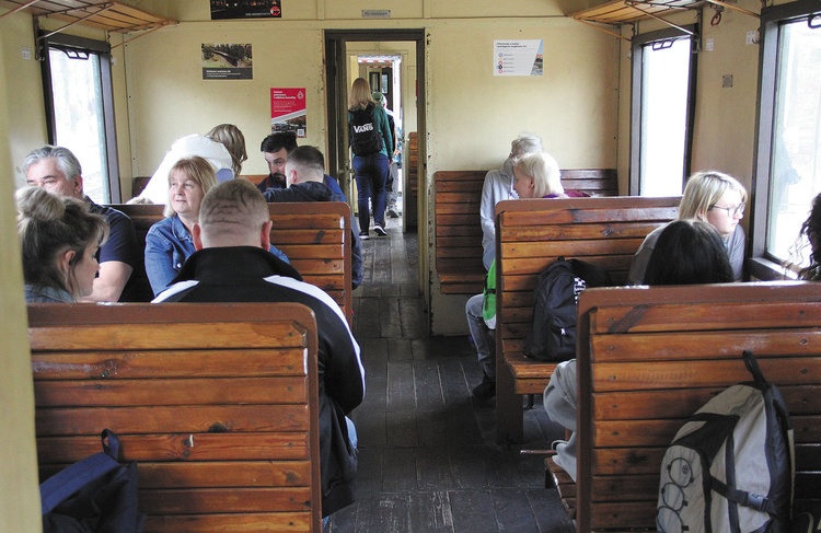 Uczestnicy wycieczek korzystają z wagonów historycznych serii Bi  z lat 1928–1930,  z drewnianymi ławkami, wyprodukowanych  dla Deutsche Reichsbahn--Gesellschaft. 