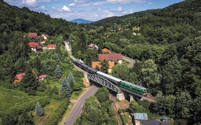 Widoki na Kolejowych Szlakach Dolnego Śląska zapierają dech w piersiach nie tylko z perspektywy torów.