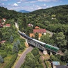 Widoki na Kolejowych Szlakach Dolnego Śląska zapierają dech w piersiach nie tylko z perspektywy torów.