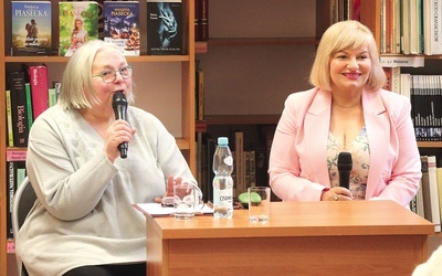 Spotkanie z Wiolettą Piasecką (z prawej) poprowadziła szefowa Elbląskiego Towarzystwa Kulturalnego Teresa Wojcinowicz (z lewej).