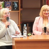 Spotkanie z Wiolettą Piasecką (z prawej) poprowadziła szefowa Elbląskiego Towarzystwa Kulturalnego Teresa Wojcinowicz (z lewej).