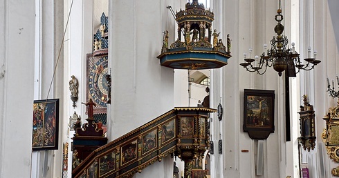 Ambona do bazyliki Mariackiej trafiła po wojnie. Pierwotnie powstała dla kościoła św. Jana w Gdańsku. 