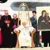 Jan Paweł II z Grzegorzem Piechą (pierwszym z prawej) w Gliwicach w 1999 r.