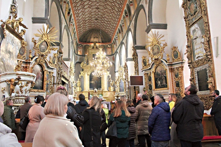 Jednym z najcenniejszych zabytków w bazylice są renesansowe polichromie na sklepieniu nawy głównej.