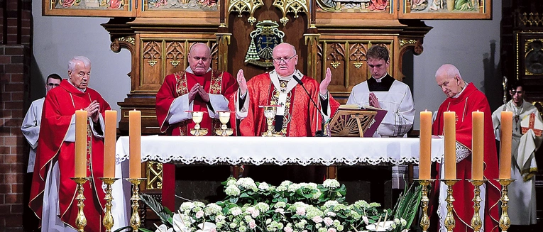 Święci są orędownikami naszych spraw; wypraszają łaski, które są Bożą pomocą. – Bylebyśmy tylko potrafili ten przykład odczytać i łaskę owocnie przyjąć – mówił abp Józef Górzyński.