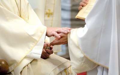 Namaszczenie rąk neoprezbitera podczas święceń.