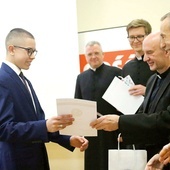 Nagrodę odbiera laureat I miejsca w głosowaniu internautów Karol Guzik z Łąkty Górnej.