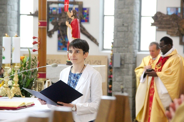 Siostra w momencie składania ślubów wieczystych.