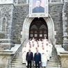 Uczestnicy pielgrzymki z Najwyższym Rycerzem Zakonu Patrickiem Kellym i Najwyższym Kustoszem Andrzejem Anasiakiem przed kościołem Najświętszej Maryi Panny w New Haven.