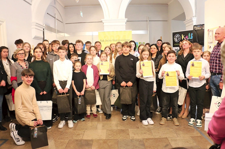 Laureaci, ich opiekunowie i organizatorzy wydarzenia.