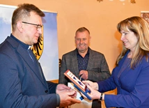 Nagrodę odbiera proboszcz  żagańskiej parafii  pw. Wniebowzięcia NMP ks. Władysław Tasior.