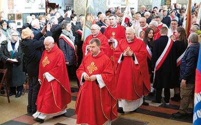 Przy ołtarzu stanęli księża z wielu stron Polski.