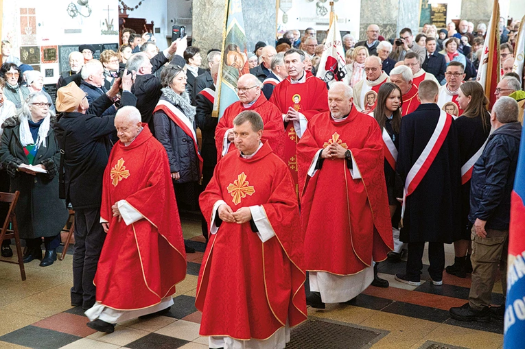 Przy ołtarzu stanęli księża z wielu stron Polski.