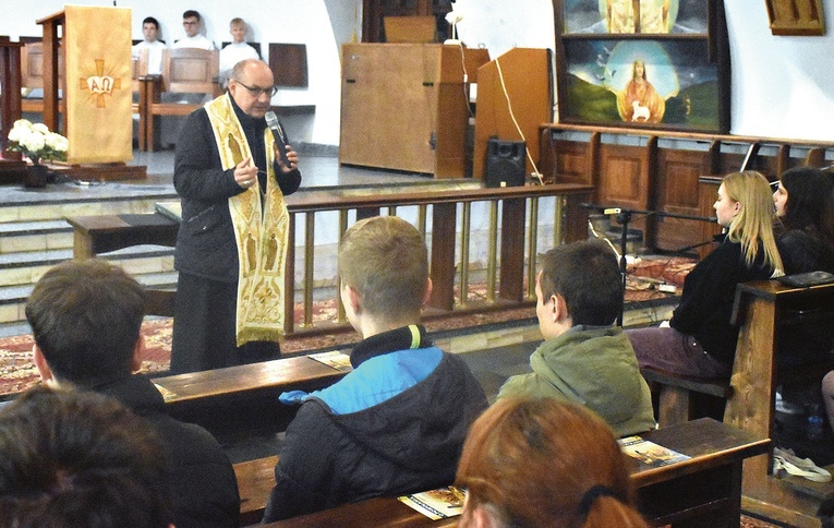 Bp Kiciński zachęcał młodych, by pytali Boga, w którą stronę najlepiej podążać.