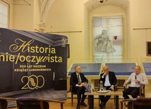 Andrzej Grajewski (pośrodku) – dziennikarz i redaktor „Gościa Niedzielnego”, politolog, publicysta – podczas debaty w Ossolineum.