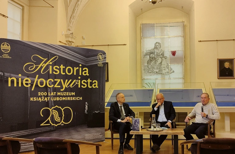 Andrzej Grajewski (pośrodku) – dziennikarz i redaktor „Gościa Niedzielnego”, politolog, publicysta – podczas debaty w Ossolineum.