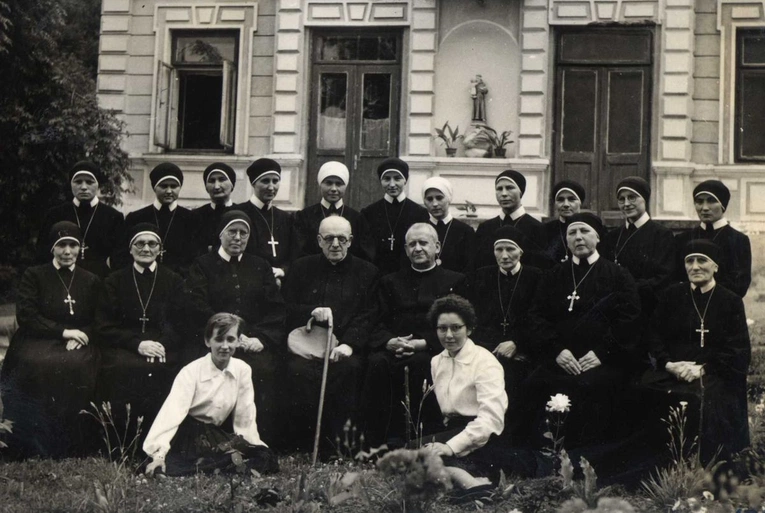 Ojciec założyciel z siostrami ze zgromadzenia betanek.