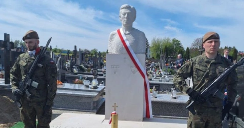 Stara Wrona. Upamiętnili ofiarę zbrodni katyńskiej