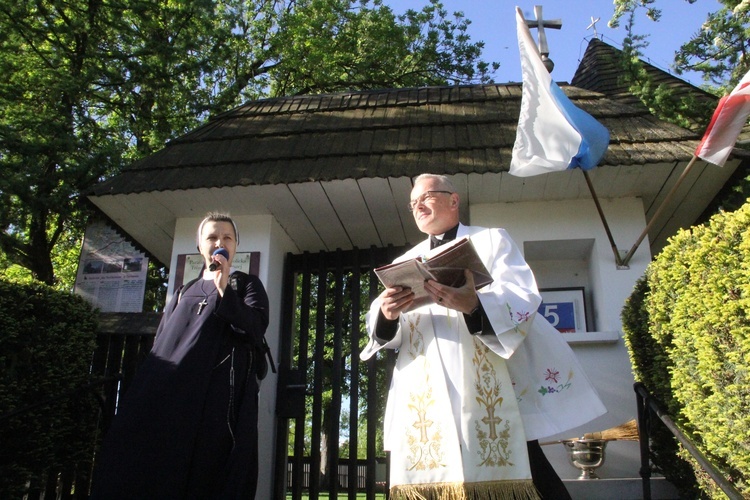 Kilkaset osób pielgrzymuje z siostrami służebniczkami do Tuchowa