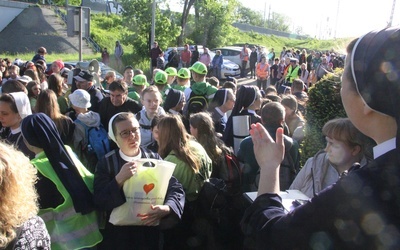 Kilkaset osób pielgrzymuje z siostrami służebniczkami do Tuchowa